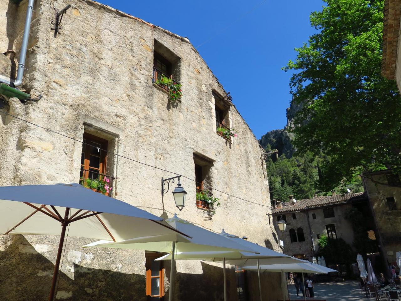 La Taverne De L'Escuelle Saint-Guilhem-le-Desert Exterior photo